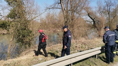 ФОТОГРАФИЈЕ СА ЛИЦА МЕСТА: Полиција пронашла ауто у Морави, и даље се не зна где је возач! (ФОТО/ВИДЕО)