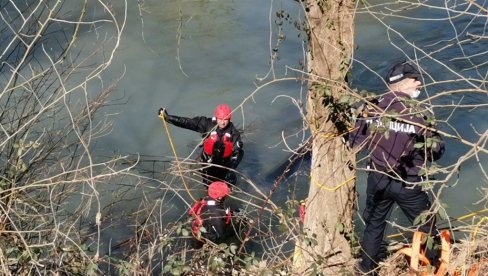 POZNAT IDENTITET NASTRADALOG KOD KRUŠEVCA: Kolima sleteli u reku - izvučeno telo vozača, za suvozačem se još traga