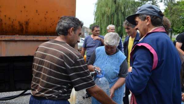 МАЛИ ЖАМ ДВА ДАНА БЕЗ ВОДЕ: Док трају радови на мрежи, у центру села биће постављена цистерна