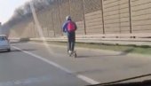 ŠOKANTAN SNIMAK SA AUTO-PUTA U BEOGRADU: Vozači nisu mogli da veruju šta vide - na električnom trotinetu juri zaustavnom trakom (VIDEO)