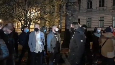 КУПИТЕ ВАКЦИНЕ: Бесни грађани протестују испред зграде Владе Кантона Сарајево