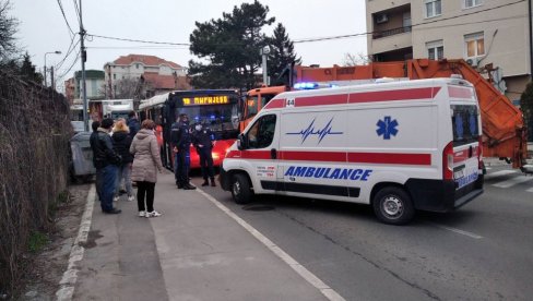 SUDAR AUTOBUSA I TERETNOG VOZILA U BEOGRADU: Povređeni putnici, saobraćaj obustavljen SUDAR AUTOBUSA I TERETNOG VOZILA U BEOGRADU: Povređeni putnici, saobraćaj obustavljen
