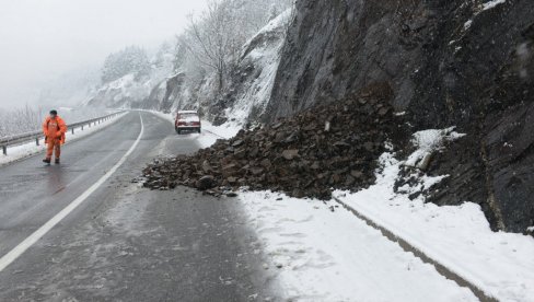 ВОЗАЧИ, ОПРЕЗ! Због осцилација у температури - велики одрон на путу Краљево - Рашка (ФОТО)