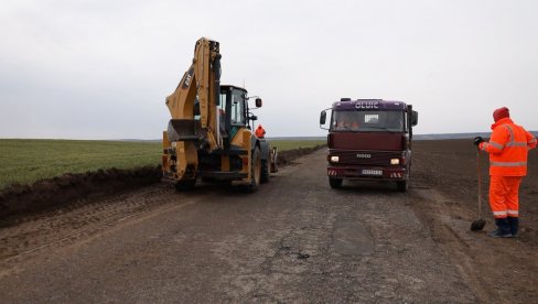 СЕКУ ШИБЉЕ И ЧИСТЕ ПУТНЕ РИГОЛЕ: Путари у Вршцу почели да уређују локалне саобраћајнице