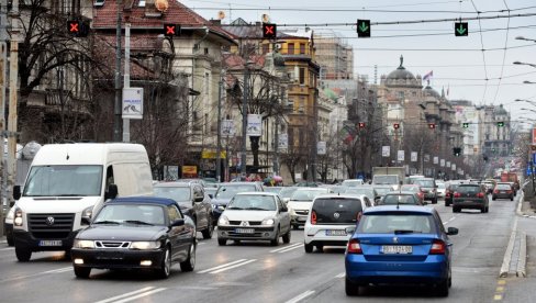 ДВЕ ТРАКЕ КА ГРАДУ  - ВЕЋА ГУЖВА: Режим на семафорима у улици Кнеза Милоша мења се у 9.30, уместо, као што је било раније у 11.00