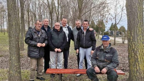 ПОДГРМЕЧЛИЈЕ ПОПРАВИЛЕ КЛУПЕ: Издвојили новац из сопствених средстава - Житиште се уређује (ФОТО) ПОДГРМЕЧЛИЈЕ ПОПРАВИЛЕ КЛУПЕ: Издвојили новац из сопствених средстава - Житиште се уређује (ФОТО)