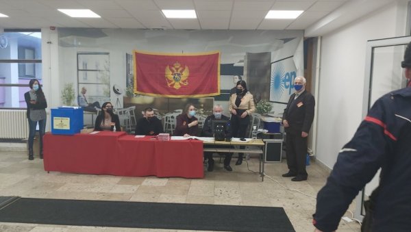 ИНЦИДЕНТ НА ЈОШ ЈЕДНОМ БИРАЧКОМ МЕСТУ: Председник изборне комисије користи мобилни телефон