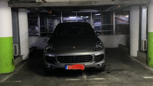 BEZOBRAZLUKU NIKAD KRAJA: Bahati vozač zauzeo čak dva parking mesta, građani šokirani (FOTO)