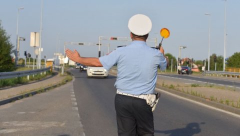 ЈЕДНА ОСОБА ПОГИНУЛА, ЈЕДНА ТЕШКО, А 12 ЛАКШЕ ПОВРЕЂЕНО: У Јужнобачком округу за викенд 32 саобраћајне несреће