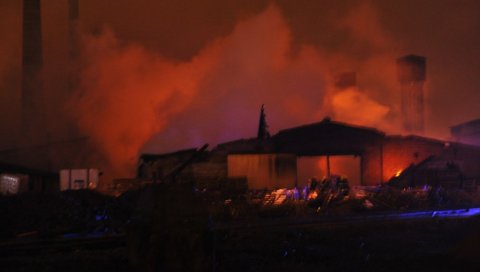 ПОЖАР У ПАНЧЕВУ ЛОКАЛИЗОВАН: Ватрогасци се изборили са ватреном стихијом (ФОТО/ВИДЕО)