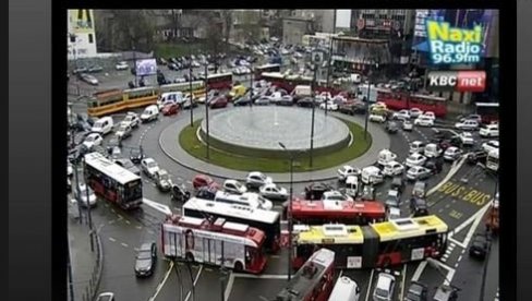 KOLAPS NA SLAVIJI: Udes u Bulevaru oslobođenja - Sudarili se autobus i putnički automobil (FOTO)