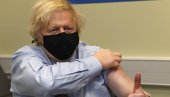 BORIS DŽONSON ZAVRNUO RUKAV: Britanski premijer primio AstraZeneku