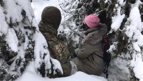 КАМУФЛАЖА У СНЕГУ: Британска амбасадорка на војној вежби на Копаонику