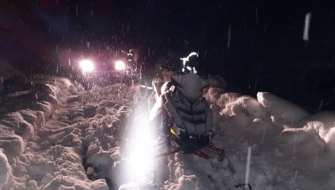 ЗАРОБИЛИ ИХ СНЕЖНИ НАНОСИ: Драма на планини Кукавица, спасиоци евакуисали две особе у Чукљенику (ФОТО)