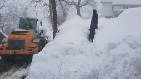 СНЕГ ЗАДАЈЕ МУКЕ У ОПШТИНИ ВЛАСОТИНЦЕ: Отежано кретање путевима, поједина села без струје