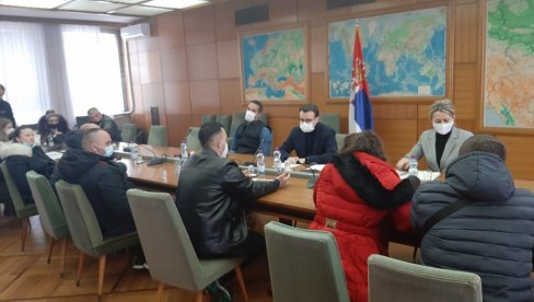 ПЕТКОВИЋ РАЗГОВАРАО СА ГРАЂАНИМА СА КиМ: Главна тема запошљавање у КБЦ Приштина, сви проблеми ће бити решени ПЕТКОВИЋ РАЗГОВАРАО СА ГРАЂАНИМА СА КиМ: Главна тема запошљавање у КБЦ Приштина, сви проблеми ће бити решени