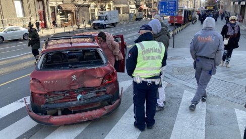 SNIMAK SA MESTA SUDARA U BEOGRADU: Tramvaj odvalio deo automobila - jedna osoba povređena (VIDEO)