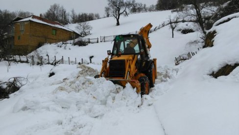 ЈОШ ПОЛА МЕТРА НОВОГ СНЕГА: У Лужничком крају не престају проблеми због наноса, механизација даноноћно на терену ЈОШ ПОЛА МЕТРА НОВОГ СНЕГА: У Лужничком крају не престају проблеми због наноса, механизација даноноћно на терену
