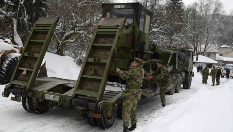 ВАНРЕДНА СИТУАЦИЈА ПРОГЛАШЕНА У ЦРНОЈ ТРАВИ: Војска стигла - почиње чишћење завејаних путева