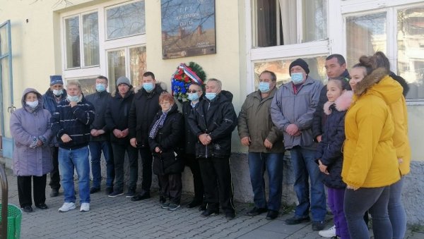 СЕЋАЊЕ НА ЖРТВЕ БОМБАРДОВАЊА: У Пландишту и Великој Греди положени венци на споменике страдалих војника