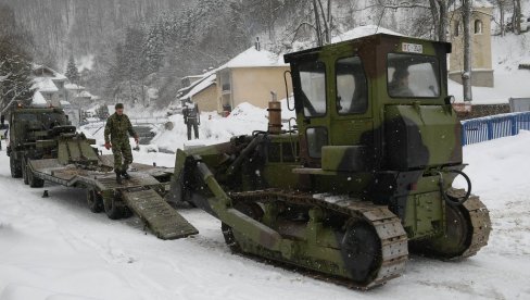ВОЈСКА ПРОБИЈА СМЕТОВЕ: Започело рашчишћавање локалних путева до завејаних села у општини Црна Трава ВОЈСКА ПРОБИЈА СМЕТОВЕ: Започело рашчишћавање локалних путева до завејаних села у општини Црна Трава