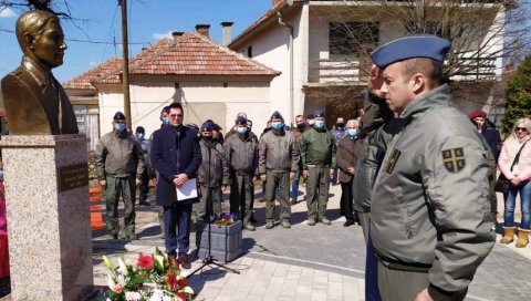 НИЈЕ ХТЕО ДА ИМ ПАДНЕ ЖИВ У РУКЕ:  Почаст хероју Животи Ђурићу - Биста пилоту погинулом током НАТО бомбардовања