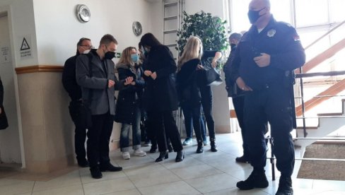 SUĐENJE ZA AUDI SMRTI U NIŠU: Optuženi Beograđanin (19) tvrdi da nije kriv, doveden u sudnicu sa lisicama na nogama i rukama (VIDEO)