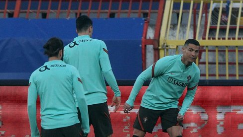 RONALDO I DRUGOVI ODRADILI TRENING: Portugalci osetili travu beogradske Marakane (FOTO)