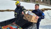 SPASIOCI DOSTAVILI HRANU I LEKOVE: Teška situacija u zavejanim selima na Goliji (FOTO)