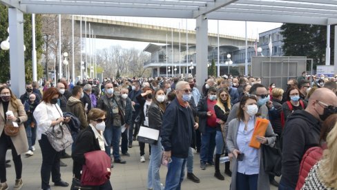 HVALA SRBIJI ŠTO NAM SPASAVA ŽIVOTE: Žitelji zemalja regiona pohrlili u Beograd da prime prvu dozu vakcine protiv korone (FOTO)