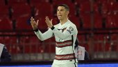 RONALDO SE IZNERVIRAO: Kristijano ljut na sudije, u besu bacio traku, arbitar nije procenio da je lopta prešla gol-liniju (VIDEO)