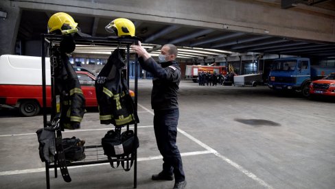 NE SLIKAJTE VATRU,  VEĆ ZOVITE ODMAH!  Reporteri Novosti sa pripadnicima Vatrogasno-spasilačke brigade u glavnom gradu (FOTO)