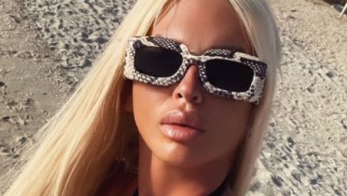 GORI DUBAI ZBOG KARLEUŠE: Pevačica se skinula u crni bikini, jedan detalj najviše privukao pažnju muškaraca (FOTO)