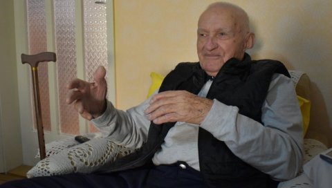 РАТНИК У УНИФОРМИ И ПОЗОРИШНОМ КОСТИМУ: Марко Вуковић (96), једини живи ослободилац Кикинде у Другом светском рату