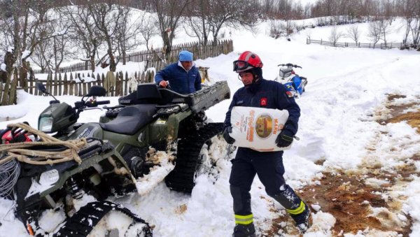 ФОТО - НЕКОЛИКО СЕЛА НА ЈУГУ И ДАЉЕ ЗАВЕЈАНО: Снежни сметови отежавају живот људи (ФОТО)