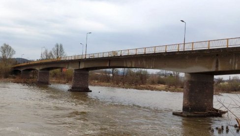 TAKSISTA HEROJ SPASAO ŽENU: Detalji slučaja o kome bruji Srpska - pravio se da je prolaznik, pa je povukao sa ograde mosta (FOTO)