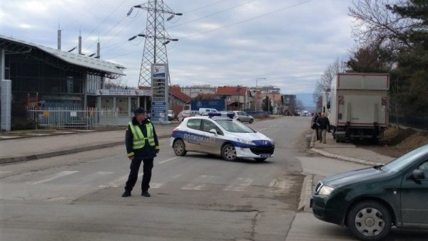 САОБРАЋАЈКА У ЛЕСКОВЦУ: Слетео са коловоза и тешко повредио жену која је гурала колица са дететом