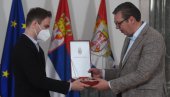 DIREKTNO IZ PREDSEDNIKOVOG KABINETA: Vučić uručio važan orden Stefanu Milenkoviću (FOTO)