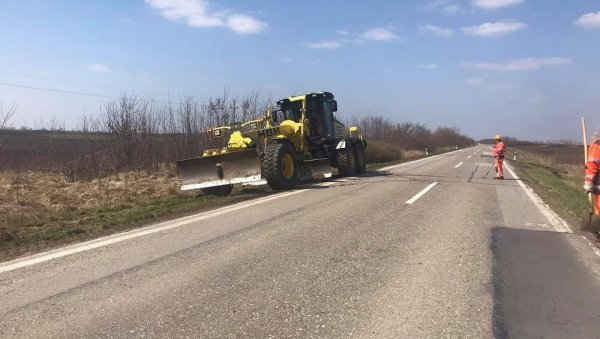 ЗА СИГУРНОСТ ТОКОМ ВОЖЊЕ: На главним путевима у општини Пландиште уређују банкине и депресије