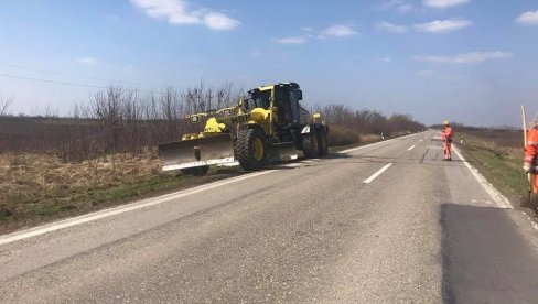 ZA SIGURNOST TOKOM VOŽNJE: Na glavnim putevima u opštini Plandište uređuju bankine i depresije