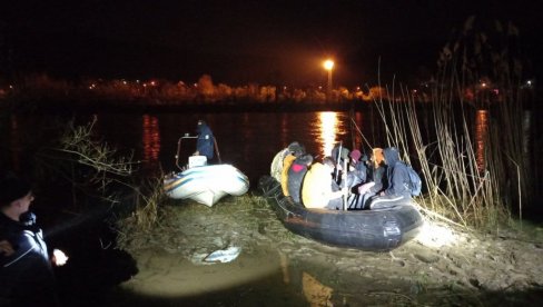 ZAUSTAVLJEN ČAMAC KRCAT MIGRANTIMA: Akcija policije na Drini, sprečeno krijumčarenje ljudi u Zvornik (FOTO)