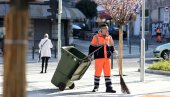 S PESMOM UZ METLU: Radnik Gradske čistoće Kristijan Bajramović građane uveseljava pevanjem