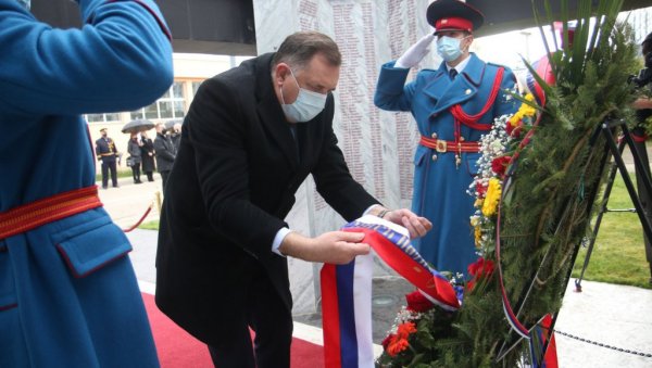 ОБЕЛЕЖАВАЊЕ ДАНА ПОЛИЦИЈЕ РЕПУБЛИКЕ СРПСКЕ: Венце положили Додик, Цвијановићева, Лукач и Кострешевић (ФОТО)