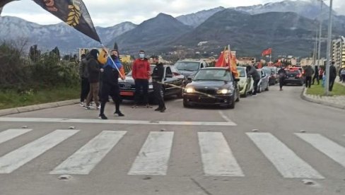 KOMITE VEČERAS PARADIRAJU ULICAMA CRNE GORE: Moto Jedna zemlja, jedan grb i jedna himna - a zastave SAD, NATO i Evrope! (FOTO)