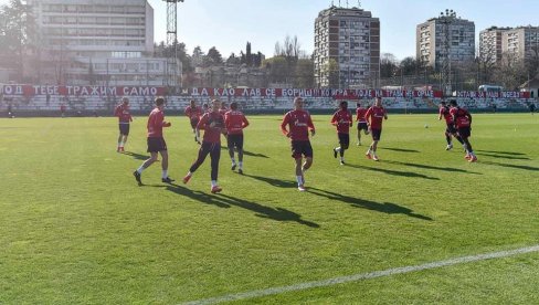 POSEBNO IZNENAĐENJE ZA FUDBALERE ZVEZDE: Navijači porukom žele da motivišu igrače pred derbi