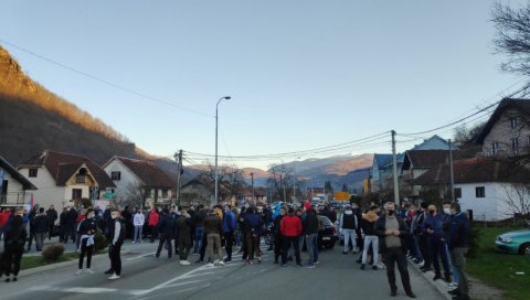 ЗА ПРАВДУ И У БИЈЕЛОМ ПОЉУ: Грађани на улици против одлуке Кривокапића (ФОТО)