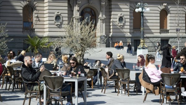 ЉУДИ ЈЕДВА ДОЧЕКАЛИ, БАШТЕ КАФИЋА КРЦАТЕ: Погледајте како је изгледао дан под новим мерама у Србији (ФОТО)