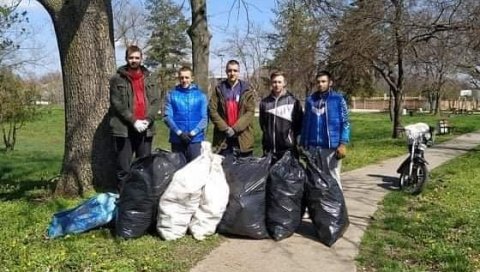 МЛАДИ УРЕДИЛИ ПАРК У ЦЕНТРУ СЕЛА: Искористили леп дан да улепшају свој Банатски Двор (ФОТО)