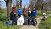 MLADI UREDILI PARK U CENTRU SELA: Iskoristili lep dan da ulepšaju svoj Banatski Dvor (FOTO)