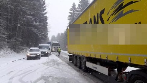 JAK SNEG ZAUSTAVIO SAOBRAĆAJ: Promena vremena i snažne padavine dovele do zastoja na Oštrelju